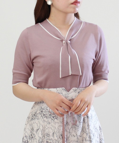TRUDEA(トルディア)の「配色ボウタイパールピンニット(ニット/セーター・レディース・パープル/ブラック/ラベンダー/ネイビー/ベージュ・MEDIUM/LARGE)」の4枚目の写真