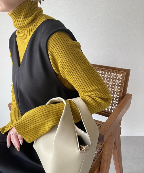 y/m by misato(イムバイミサト)の「袖スリットリブタートルトップス(ニット/セーター・レディース・オフホワイト/ブラック/杢グレー/オリーブ/オレンジ/ブルー/グリーン・FREE)」の4枚目の写真