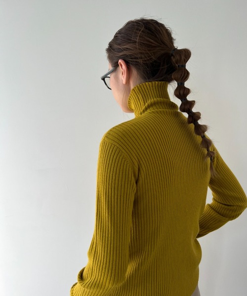 y/m by misato(イムバイミサト)の「袖スリットリブタートルトップス(ニット/セーター・レディース・オフホワイト/ブラック/杢グレー/オリーブ/オレンジ/ブルー/グリーン・FREE)」の18枚目の写真