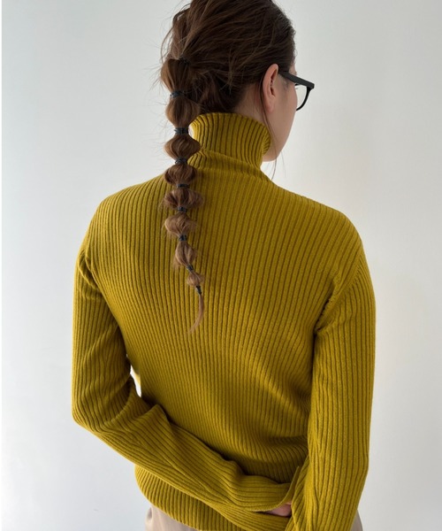 y/m by misato(イムバイミサト)の「袖スリットリブタートルトップス(ニット/セーター・レディース・オフホワイト/ブラック/杢グレー/オリーブ/オレンジ/ブルー/グリーン・FREE)」の19枚目の写真