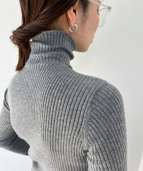 y/m by misato(イムバイミサト)の「袖スリットリブタートルトップス(ニット/セーター・レディース・オフホワイト/ブラック/杢グレー/オリーブ/オレンジ/ブルー/グリーン・FREE)」の15枚目の写真