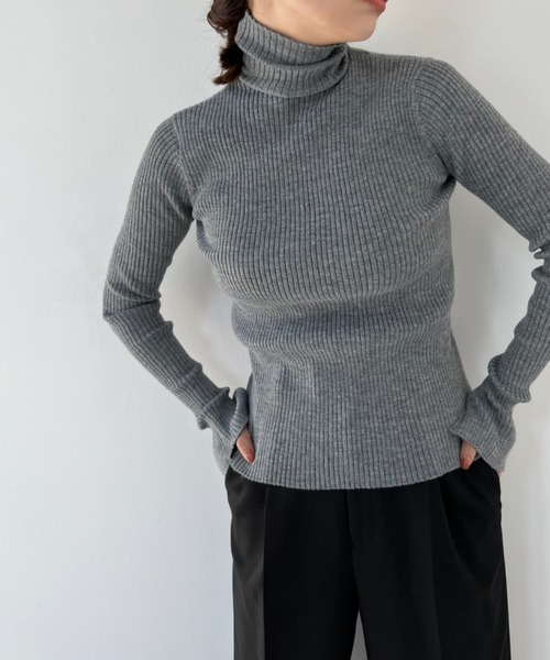 y/m by misato(イムバイミサト)の「袖スリットリブタートルトップス(ニット/セーター・レディース・オフホワイト/ブラック/杢グレー/オリーブ/オレンジ/ブルー/グリーン・FREE)」の16枚目の写真