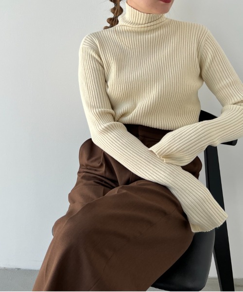 y/m by misato(イムバイミサト)の「袖スリットリブタートルトップス(ニット/セーター・レディース・オフホワイト/ブラック/杢グレー/オリーブ/オレンジ/ブルー/グリーン・FREE)」の9枚目の写真