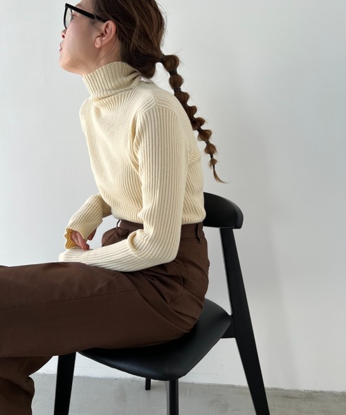 y/m by misato(イムバイミサト)の「袖スリットリブタートルトップス(ニット/セーター・レディース・オフホワイト/ブラック/杢グレー/オリーブ/オレンジ/ブルー/グリーン・FREE)」の8枚目の写真