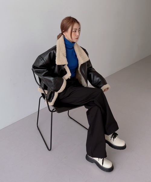 UNE MANSION（ユヌマンション）の「ハイネックボクシーレザームートン