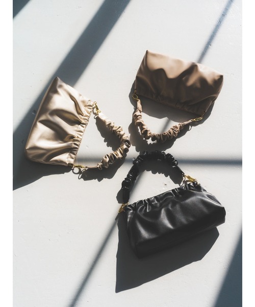 YECCA VECCA（イェッカヴェッカ）の「2wayギャザークラッチバッグ（エコバッグ/サブバッグ・レディース・ベージュ/シルバー/ブラック・FREE）」の4枚目の写真