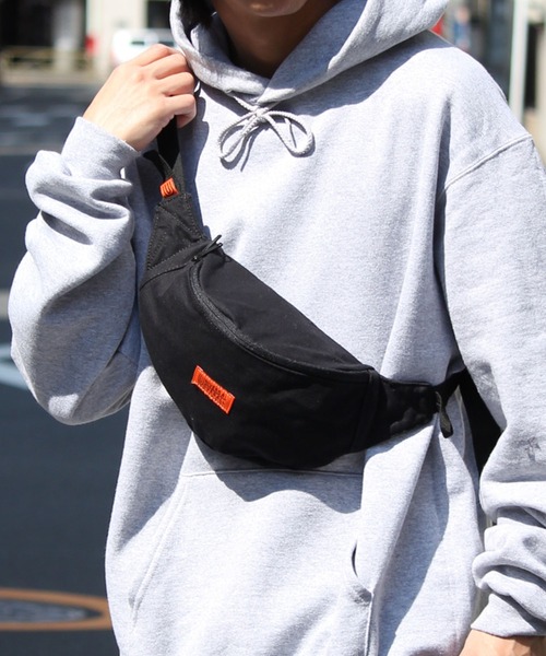 UNIVERSAL OVERALL（ユニバーサルオーバーオール）の「【UNIVERSAL OVERALL/ユニバーサルオーバーオール】スーベニアコットンウエストバッグ（ボディバッグ/ウエストポーチ・メンズ・ホワイト/ブラック・FREE）」の4枚目の写真