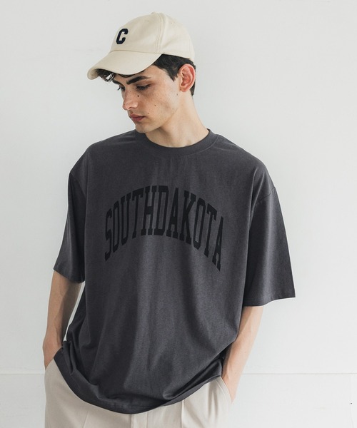 coca（coca）（コカ）の「メンズカレッジプリントT（Tシャツ/カットソー・メンズ・ホワイト/チャコール・M/L/XL）」の2枚目の写真