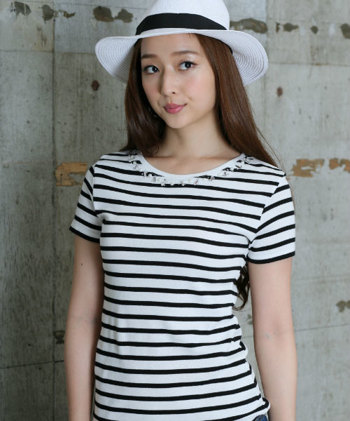 AZUL by moussy（アズールバイマウジー）の「Cフライス ビジューネック半袖PO（Tシャツ/カットソー・レディース・ホワイト系その他/オフホワイト/ブラック・X-LARGE/MEDIUM/LARGE/SMALL）」の2枚目の写真