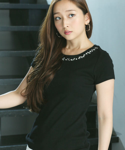 AZUL by moussy（アズールバイマウジー）の「Cフライス ビジューネック半袖PO（Tシャツ/カットソー・レディース・ホワイト系その他/オフホワイト/ブラック・X-LARGE/MEDIUM/LARGE/SMALL）」の3枚目の写真