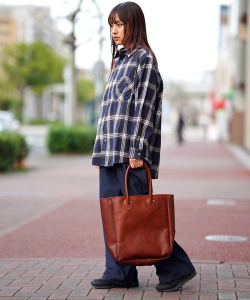 vasco(ヴァスコ)の「vasco ヴァスコ LEATHER OLD TOTE BAG -LARGE レザーオールドトートバッグ(トートバッグ・メンズ・キャメル・FREE)」の5枚目の写真