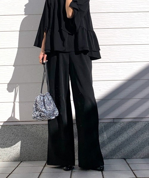 Q（キュー）の「ストレッチツイルセミワイドパンツ（その他パンツ・レディース・ブラック/グレイッシュベージュ・MEDIUM）」の2枚目の写真