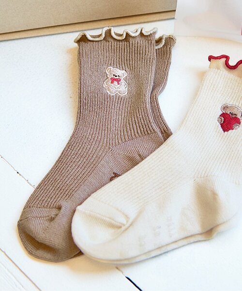 apres les cours（アプレレクール）の「tiny bear メロウフリルソックス（ソックス/靴下・キッズ・ベージュ/アイボリー・12/15 /18/21）」の2枚目の写真