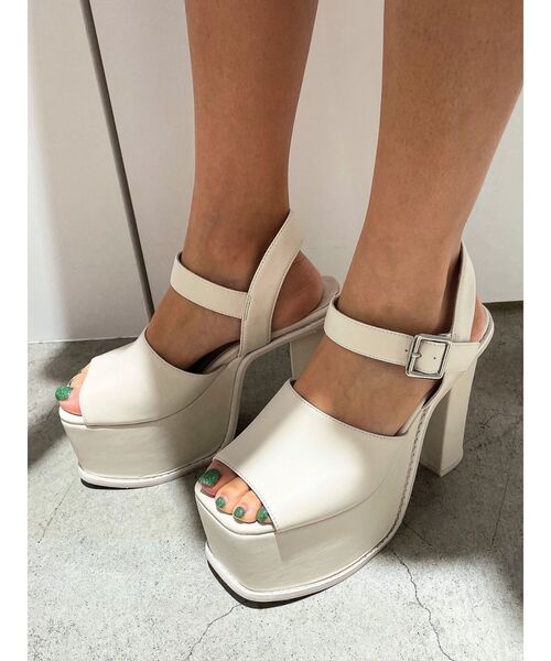 GYDA（ジェイダ）の「アンクルベルトチャンキーサンダル（サンダル・レディース・アイボリー/ブラック・LARGE/MEDIUM/SMALL）」の9枚目の写真