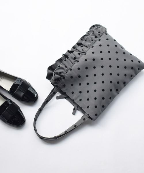 PICCIN PERLA(ピッチンペルラ)の「フロッキードットフリル付きトートバッグ(トートバッグ・レディース・ベージュ/ブラック/ネイビー/オフホワイト/チャコールグレー・FREE)」の4枚目の写真