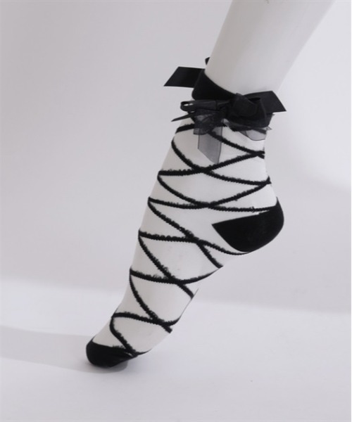 axes femme POETIQUE（アクシーズファムポエティック）の「後ろレースアップソックス（ソックス/靴下・レディース・ブラック/ホワイト・FREE）」の2枚目の写真