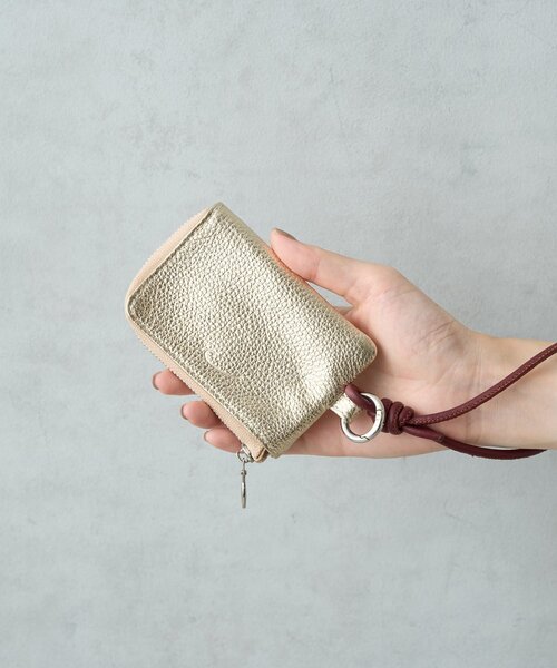 BIRTHDAY BAR（バースデイバー）の「ストラップ付き　本革マルチケース（財布・レディース・ブルー/シルバー/ブラック/ベージュ/レオパード/シルバー系その他/アニマル/ブラック系その他/ゴールド/ピンク/アイボリー/サンドベージュ/ブルー系その他/インディゴブルー/シャンパン/グリーン/パープル・フリー/0）」の21枚目の写真