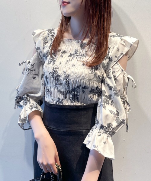 TORTE（トルテ）の「オープンショルダーシャーリングブラウス（シャツ/ブラウス・レディース・ホワイト/ホワイト系その他/ブラック系その他・FREE）」の2枚目の写真