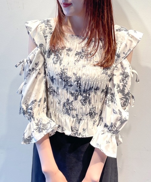 TORTE（トルテ）の「オープンショルダーシャーリングブラウス（シャツ/ブラウス・レディース・ホワイト/ホワイト系その他/ブラック系その他・FREE）」の5枚目の写真