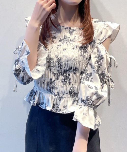 TORTE（トルテ）の「オープンショルダーシャーリングブラウス（シャツ/ブラウス・レディース・ホワイト/ホワイト系その他/ブラック系その他・FREE）」の6枚目の写真