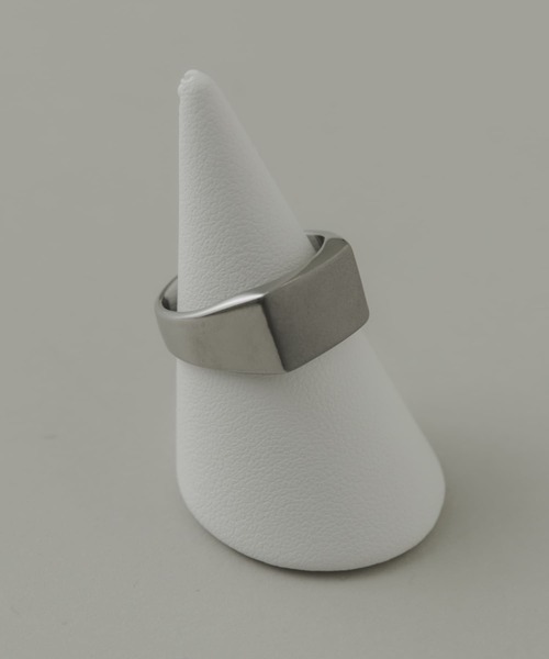 SMELLY(スメリー)の「ステンレスシグネットリング(リング・メンズ・シルバー・18)」の2枚目の写真