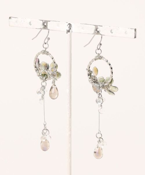 tone(トーン)の「【mimi lapin】スモーキー&クリアフラワーとドロップビーズのロングピアス(MA)(ピアス(両耳用)・レディース・シルバー・FREE)」の5枚目の写真