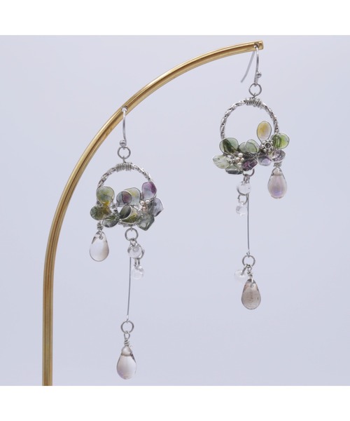 tone(トーン)の「【mimi lapin】スモーキー&クリアフラワーとドロップビーズのロングピアス(MA)(ピアス(両耳用)・レディース・シルバー・FREE)」の2枚目の写真