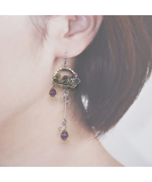 tone(トーン)の「【mimi lapin】スモーキー&クリアフラワーとドロップビーズのロングピアス(MA)(ピアス(両耳用)・レディース・シルバー・FREE)」の4枚目の写真