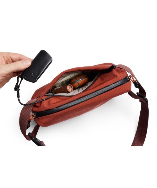 Bellroy(ベルロイ)の「bellroy/ベルロイ/Bellroy/Lite Sling Mini 4L ボディバッグ ウエストポーチ(ボディバッグ/ウエストポーチ・レディース・ブラック/レンガ/アッシュグレー/グレー・FREE)」の17枚目の写真