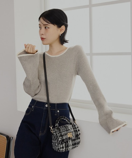 CHAN ME（チャンミ）の「配色フレアースリーブニット（ニット/セーター・レディース・ブラック/アイボリー/グレー/ブルー/アイボリー系/イエロー/ブラック系/ピンク・MEDIUM/LARGE/X-LARGE）」の4枚目の写真