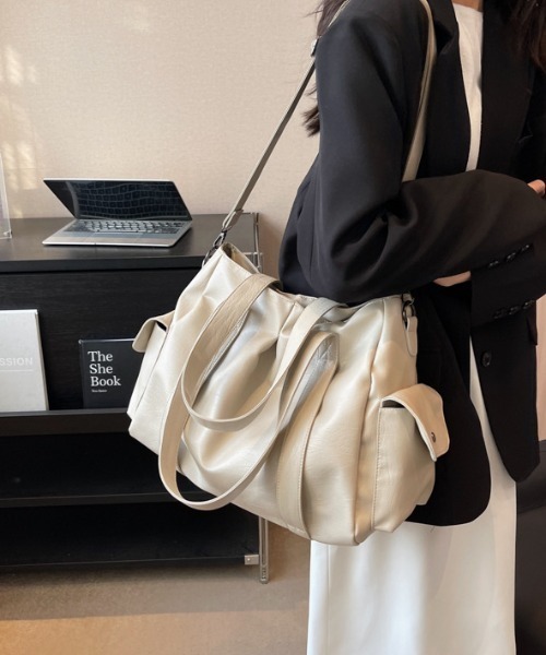 lilful(リルフル)の「【A4サイズ対応!】大容量 マルチポケット 2WAY ボストン ショルダーバッグ(ショルダーバッグ・レディース・ブラック/ブラウン/アイボリー/ダークブラウン/ダークグレー・F)」の11枚目の写真