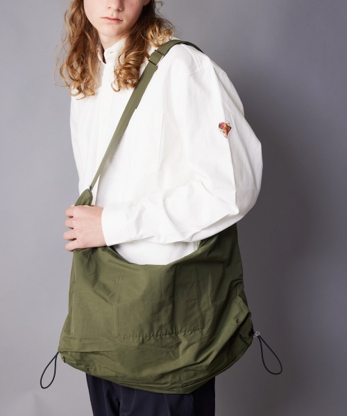 rehacer（レアセル）の「rehacer : 60/40 Cloth Glide Sling Bag  / ロクヨンクロス グライド スリング バッグ（ショルダーバッグ・メンズ・オリーブ/ブラック/オレンジ・FREE）」の10枚目の写真