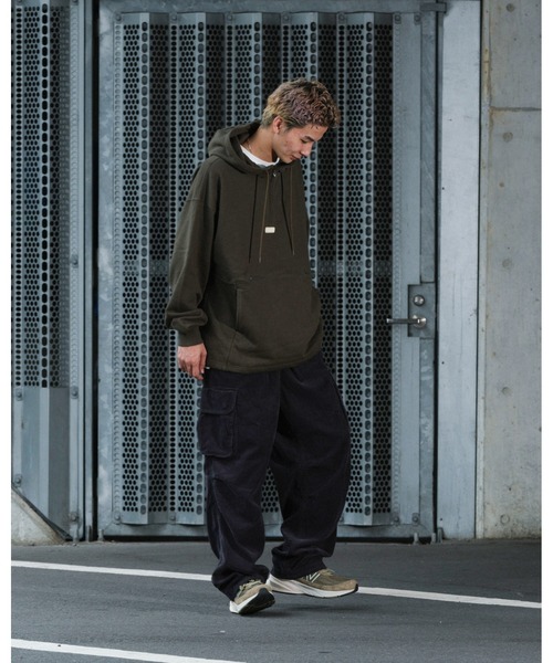 KEBOZ（ケボズ）の「CORDUROY CARGO PANTS（カーゴパンツ・メンズ・モカ/グレー・M/L/XL）」の4枚目の写真