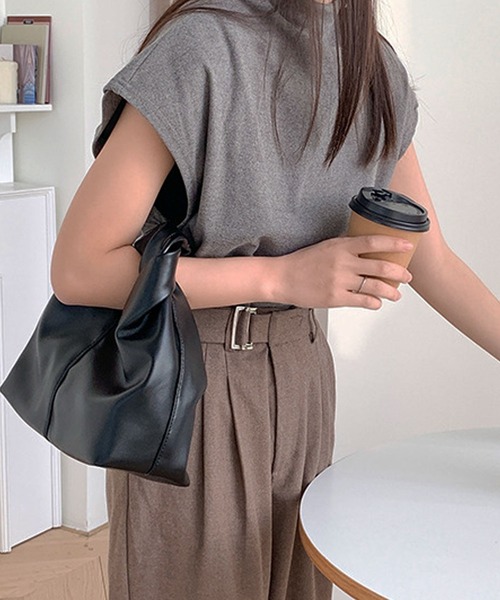 florist(フローリスト)の「レザータッチツイストハンドバッグ/500mlペットボトル収納可(ハンドバッグ・レディース・ライム/キャメル/ワインレッド/ブラック/オフホワイト・FREE)」の1枚目の写真