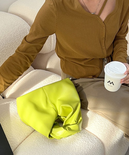 florist(フローリスト)の「レザータッチツイストハンドバッグ/500mlペットボトル収納可(ハンドバッグ・レディース・ライム/キャメル/ワインレッド/ブラック/オフホワイト・FREE)」の13枚目の写真