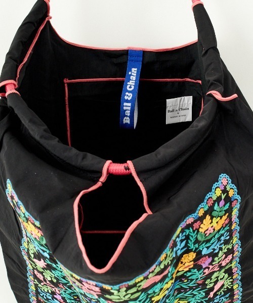 Ball&Chain（ボールアンドチェーン）の「[BALL&CHAIN/ボールアンドチェーン] FLOWER BANDANA 刺繍デザインナイロントートバッグ（トートバッグ・レディース・ブラック/グレー・M）」の15枚目の写真