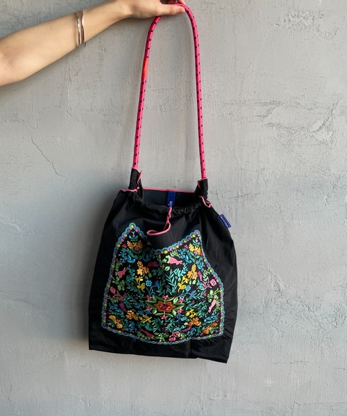 Ball&Chain（ボールアンドチェーン）の「[BALL&CHAIN/ボールアンドチェーン] FLOWER BANDANA 刺繍デザインナイロントートバッグ（トートバッグ・レディース・ブラック/グレー・M）」の9枚目の写真