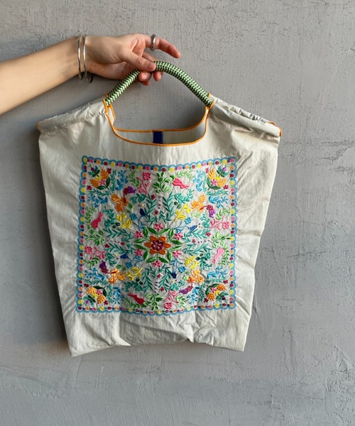 Ball&Chain（ボールアンドチェーン）の「[BALL&CHAIN/ボールアンドチェーン] FLOWER BANDANA 刺繍デザインナイロントートバッグ（トートバッグ・レディース・ブラック/グレー・M）」の6枚目の写真