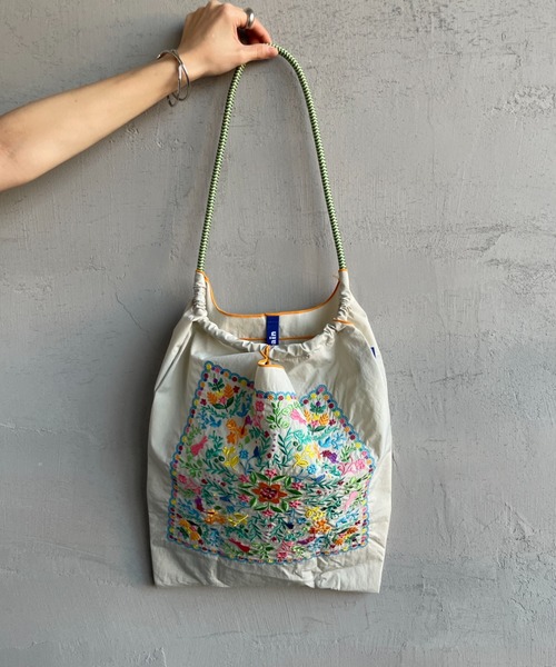 Ball&Chain（ボールアンドチェーン）の「[BALL&CHAIN/ボールアンドチェーン] FLOWER BANDANA 刺繍デザインナイロントートバッグ（トートバッグ・レディース・ブラック/グレー・M）」の4枚目の写真