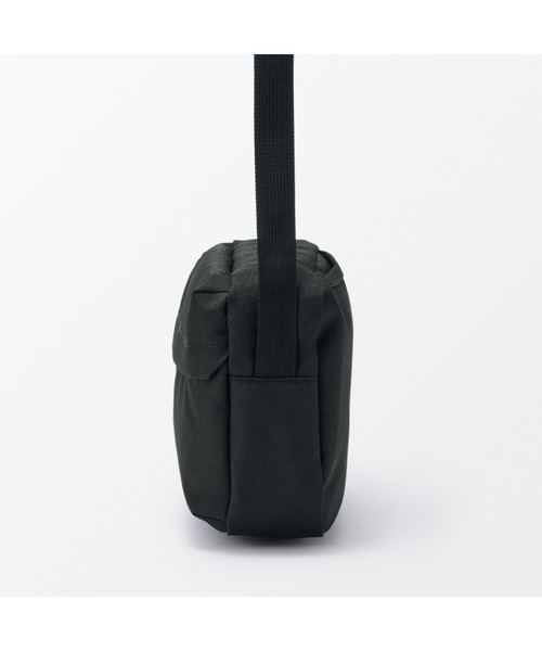 無印良品（ムジルシリョウヒン）の「背面ポケット付き　撥水ショルダーバッグ（ショルダーバッグ・レディース・ライトグリーン/ブルー系/チャコールグレー/ブラック/ライトベージュ・FREE）」の9枚目の写真