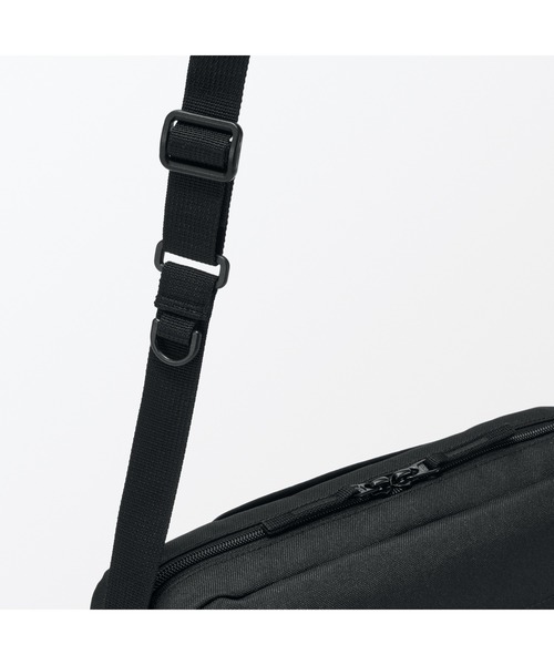 無印良品（ムジルシリョウヒン）の「背面ポケット付き　撥水ショルダーバッグ（ショルダーバッグ・レディース・ライトグリーン/ブルー系/チャコールグレー/ブラック/ライトベージュ・FREE）」の12枚目の写真