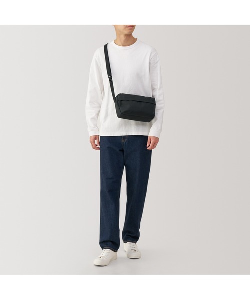 無印良品（ムジルシリョウヒン）の「背面ポケット付き　撥水ショルダーバッグ（ショルダーバッグ・レディース・ライトグリーン/ブルー系/チャコールグレー/ブラック/ライトベージュ・FREE）」の15枚目の写真