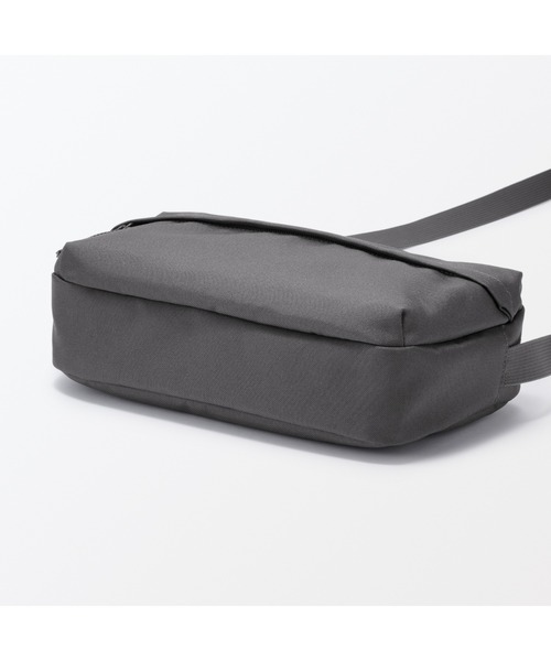 無印良品（ムジルシリョウヒン）の「背面ポケット付き　撥水ショルダーバッグ（ショルダーバッグ・レディース・ライトグリーン/ブルー系/チャコールグレー/ブラック/ライトベージュ・FREE）」の19枚目の写真