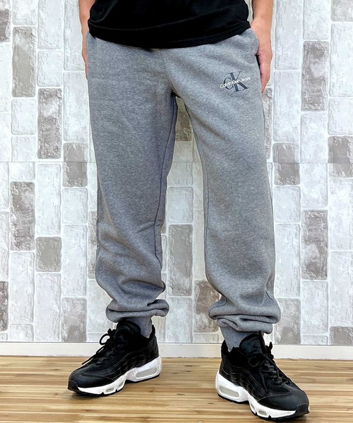 Calvin Klein（カルバン・クライン）の「CKJ モノグラムロゴ スウェット フリースジョガーパンツMONOLOGO FLEECE JOGGER（スウェットパンツ・メンズ・ブラック/グレー/ブラック系1/グレー系4・S/M/L/XL）」の3枚目の写真