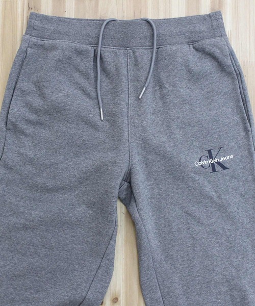 Calvin Klein（カルバン・クライン）の「CKJ モノグラムロゴ スウェット フリースジョガーパンツMONOLOGO FLEECE JOGGER（スウェットパンツ・メンズ・ブラック/グレー/ブラック系1/グレー系4・S/M/L/XL）」の8枚目の写真