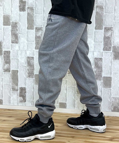 Calvin Klein（カルバン・クライン）の「CKJ モノグラムロゴ スウェット フリースジョガーパンツMONOLOGO FLEECE JOGGER（スウェットパンツ・メンズ・ブラック/グレー/ブラック系1/グレー系4・S/M/L/XL）」の21枚目の写真