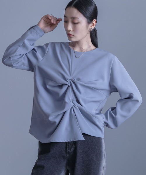 kOhAKU（コハク）の「ツイストブラウス（シャツ/ブラウス・レディース・ブルー/オフホワイト/ブラック・2/1）」の3枚目の写真