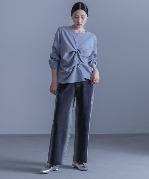 kOhAKU（コハク）の「ツイストブラウス（シャツ/ブラウス・レディース・ブルー/オフホワイト/ブラック・2/1）」の13枚目の写真