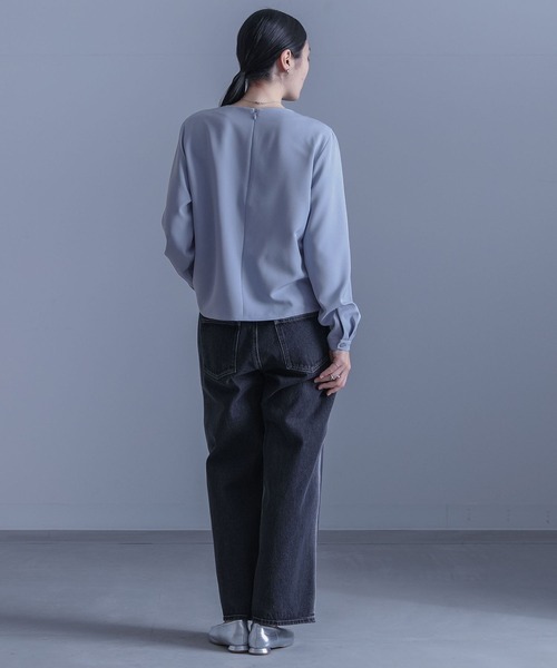 kOhAKU（コハク）の「ツイストブラウス（シャツ/ブラウス・レディース・ブルー/オフホワイト/ブラック・2/1）」の14枚目の写真