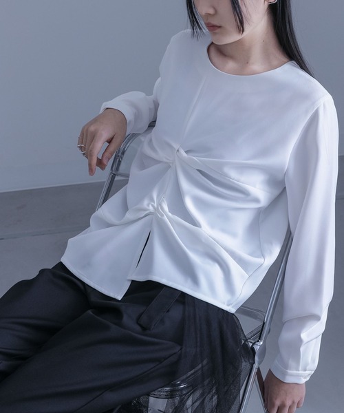 kOhAKU（コハク）の「ツイストブラウス（シャツ/ブラウス・レディース・ブルー/オフホワイト/ブラック・2/1）」の18枚目の写真